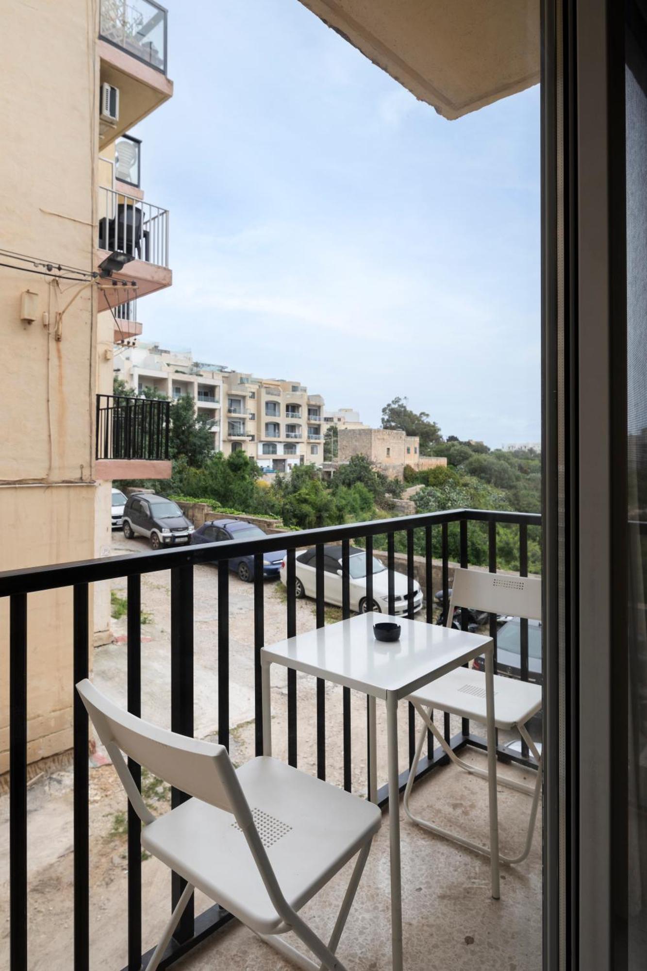 Modern Ensuite In Shared Near Balluta Bay Sliema Gzira