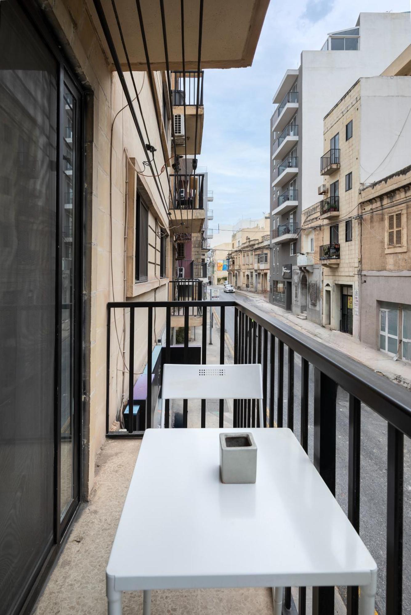 Modern Ensuite In Shared Near Balluta Bay Sliema Gzira *