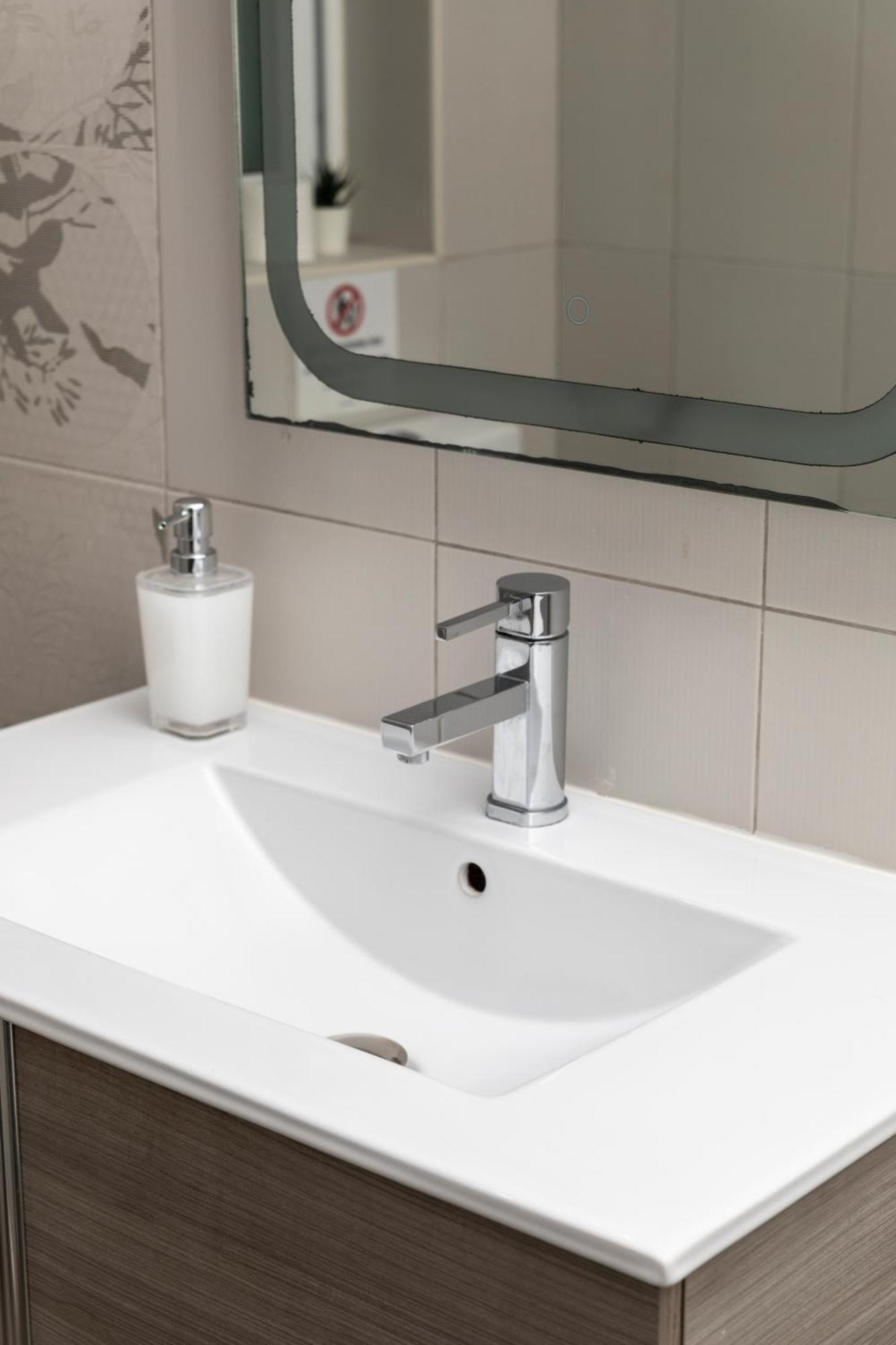 Modern Ensuite In Shared Near Balluta Bay Sliema Gzira *